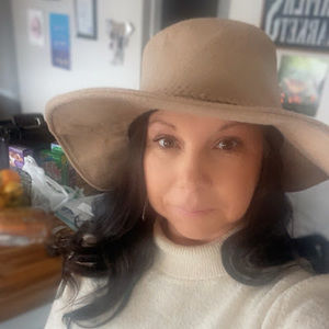 Meet your Posher, Holly